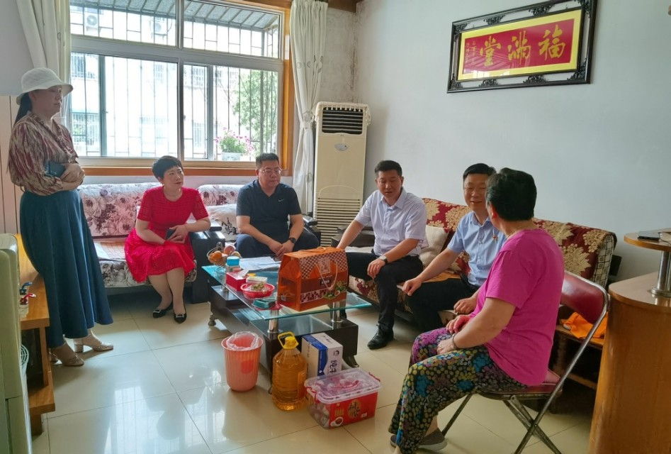 梅溪街道文化社区党支部开展“慰问孤寡老人 温情传递暖人心”活动