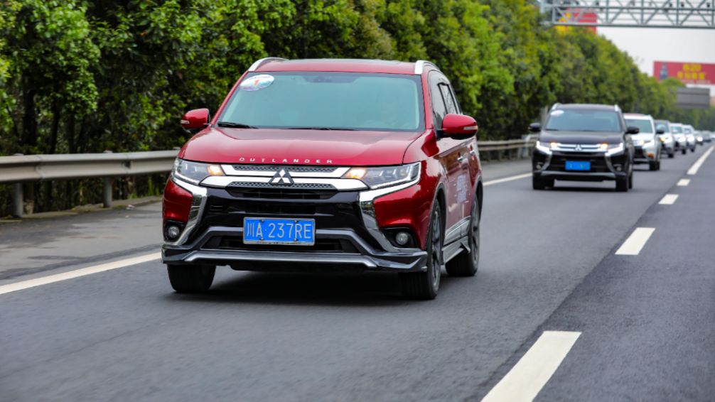 十万级具有越野基因的车型，指南者与欧蓝德谁更强？