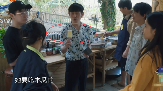何炅拿出冻好的冰棍儿，谁注意第一个分给了谁？偏心的太明显