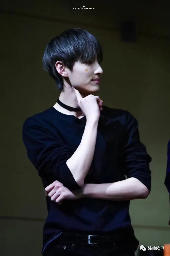 出道初时身高185cm,但体重只有58kg的这位男团爱豆