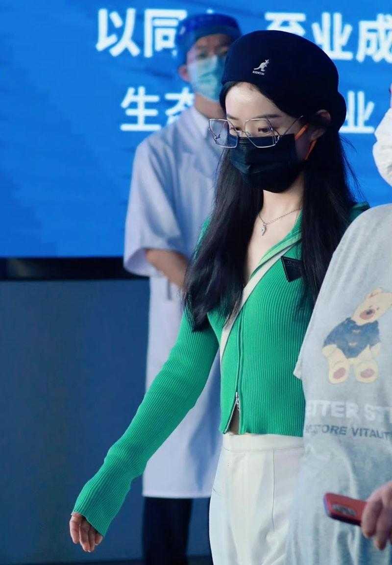 赵丽颖离婚后瘦得让人心痛，穿针织衫配阔腿裤撑不起，89斤像麻杆