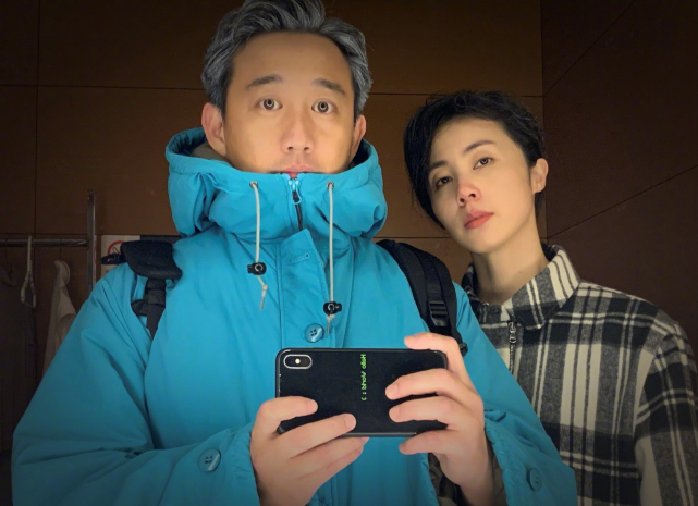 黄磊夫妇合体现身，黄磊“穿校服”背双肩包成