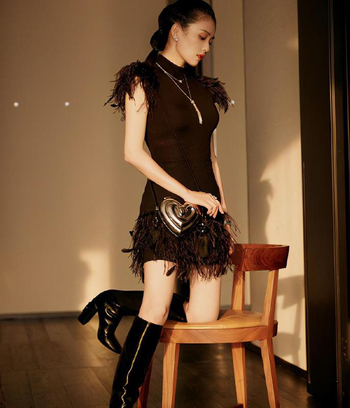 郭碧婷女儿百日宴，穿羽毛裙合照站最边角，“