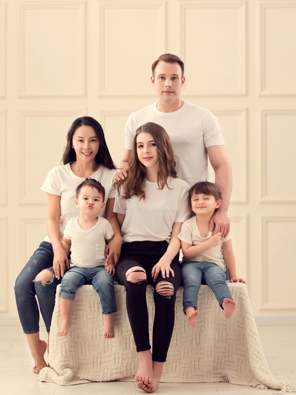 42岁马雅舒夫妻同框，穿白裙与富豪老公配一脸，混血儿女颜值逆天