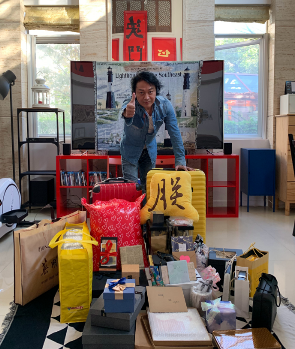 老戏骨马景涛晒粉丝礼物，自谦何德何能？拍照背景意外暴露豪宅