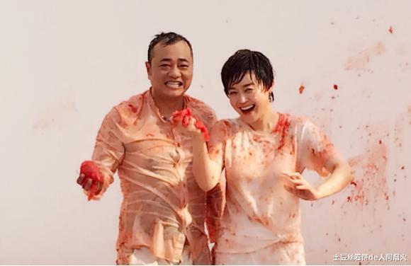 赵本山的女弟子身材真是绝了，往身上扔西红柿