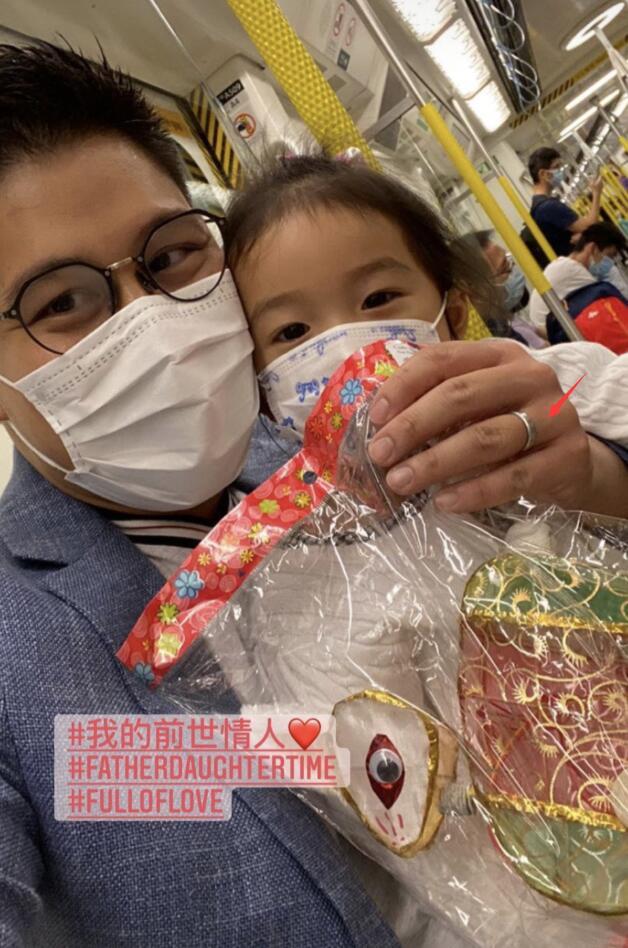 霍啟剛郭晶晶陪孩子過週末，哥哥帥氣，二妹霍中妍扎雙馬尾好可愛