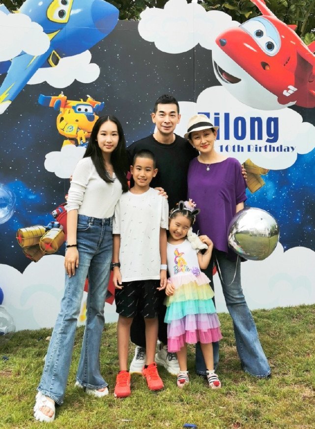 好爸爸！赵文卓国庆陪儿女骑马，子龙和妹妹马背上手拉手超有爱