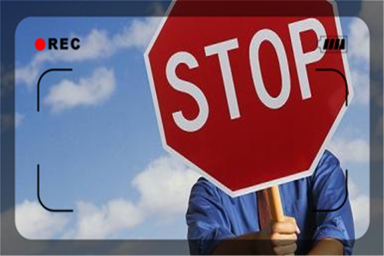 一个人有5万元存款，到底是买股票还是买基金呢