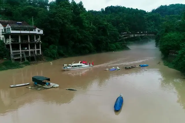 拦住它们！张家界三艘废船钢索断裂冲向大坝，