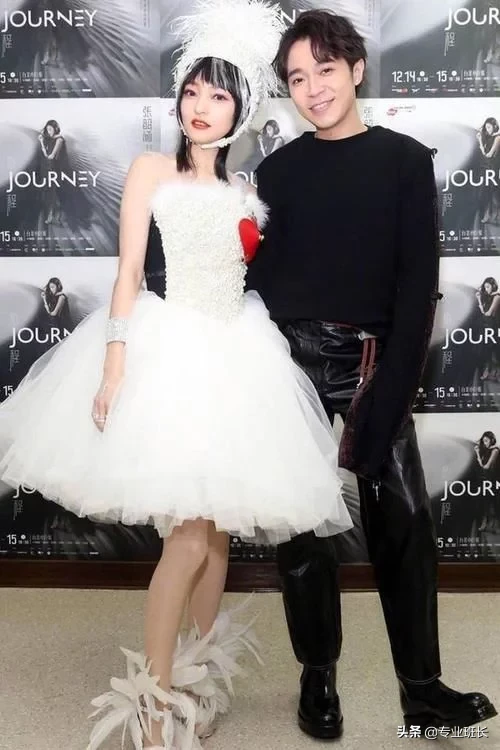 张韶涵穿“浴球”纱裙拍大片，层层堆叠太梦幻，眼神迷离气氛暧昧