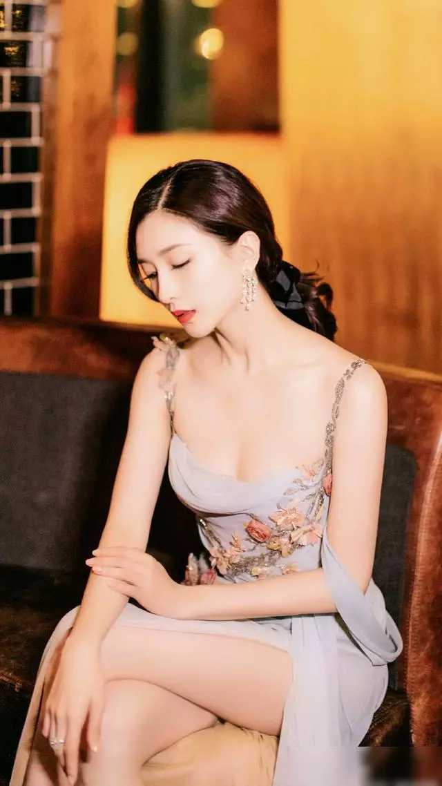 34岁的江疏影，成“小姐姐”真是迷人，迷人的穿