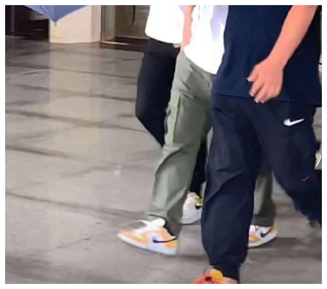 王一博工作行程满，身体劳累令粉丝心疼！但是裤子引发热议