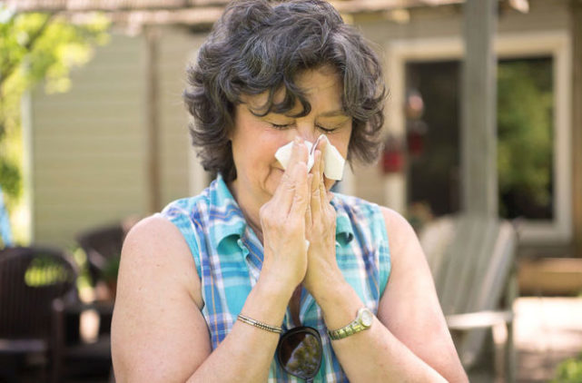 英国女子10岁时开始鼻塞，58年后她竟从鼻子里擤