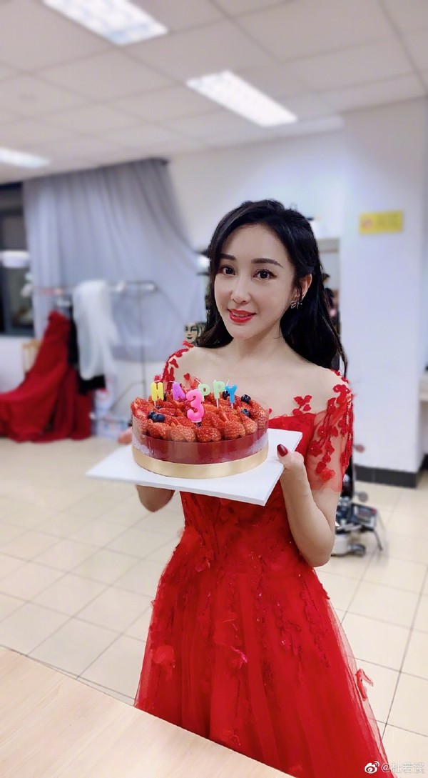 36岁杜若溪甜蜜庆生，被老公严屹宽宠成少女，身