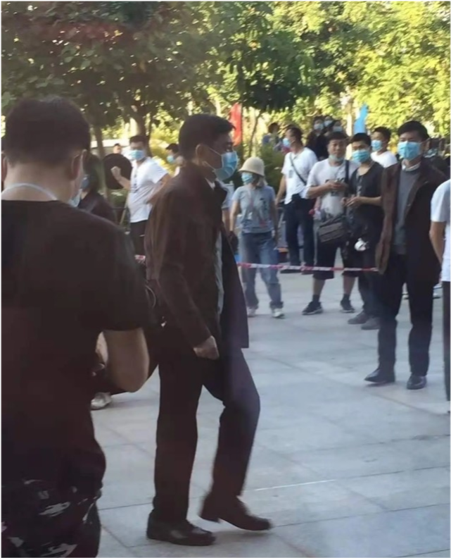 劉德華八歲女兒入院，由媽媽爺爺陪著檢查心臟，華仔暫未能返港