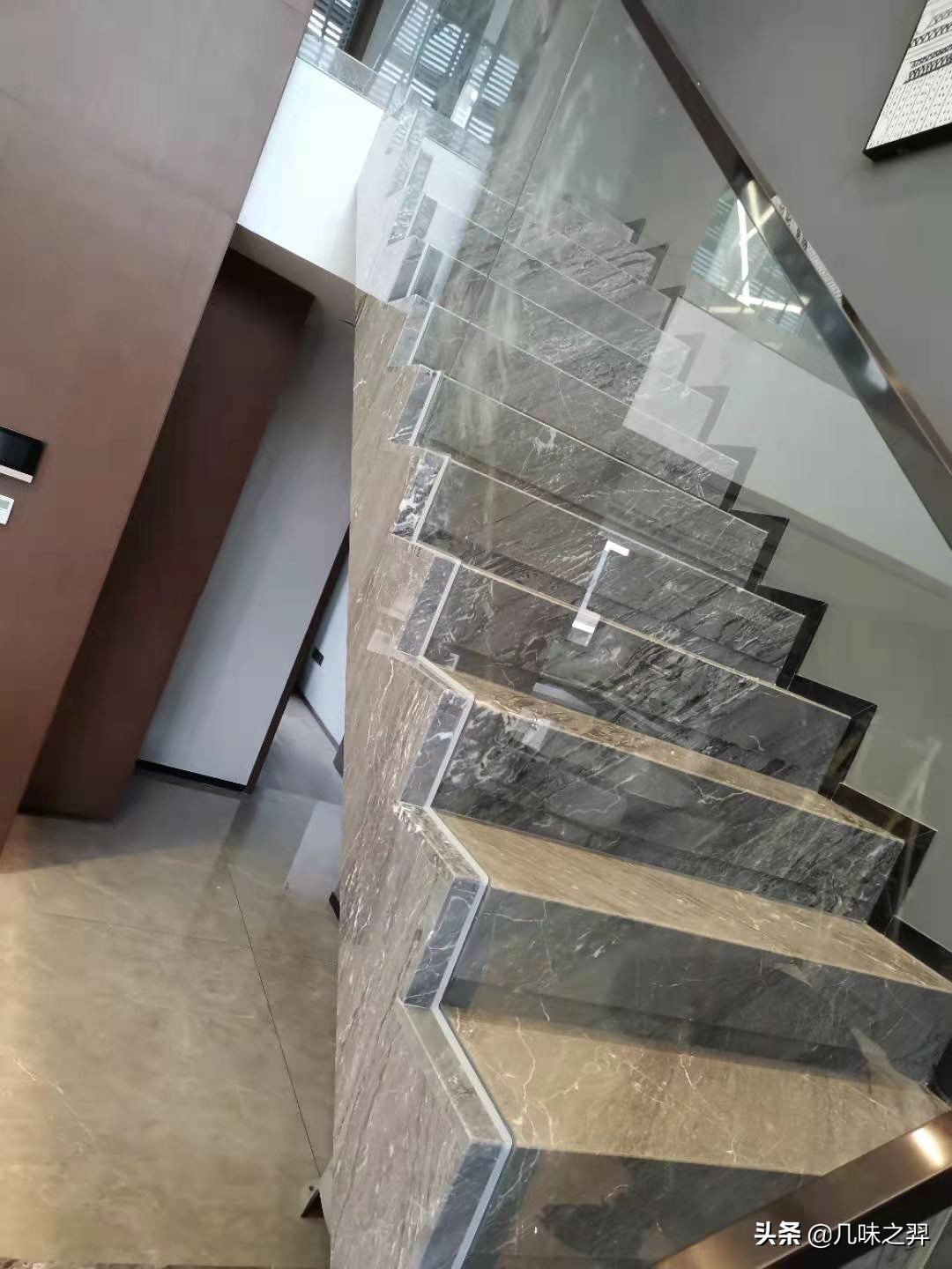 Share the stone stairs to make a glass railings iNEWS