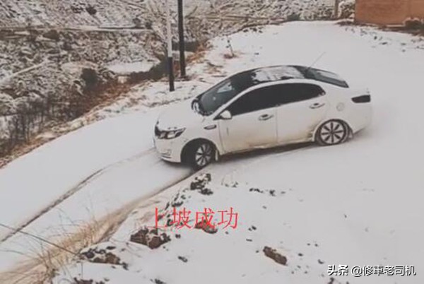 雪天开车没防滑链，小伙这样上坡，这技术一看就是老司机！