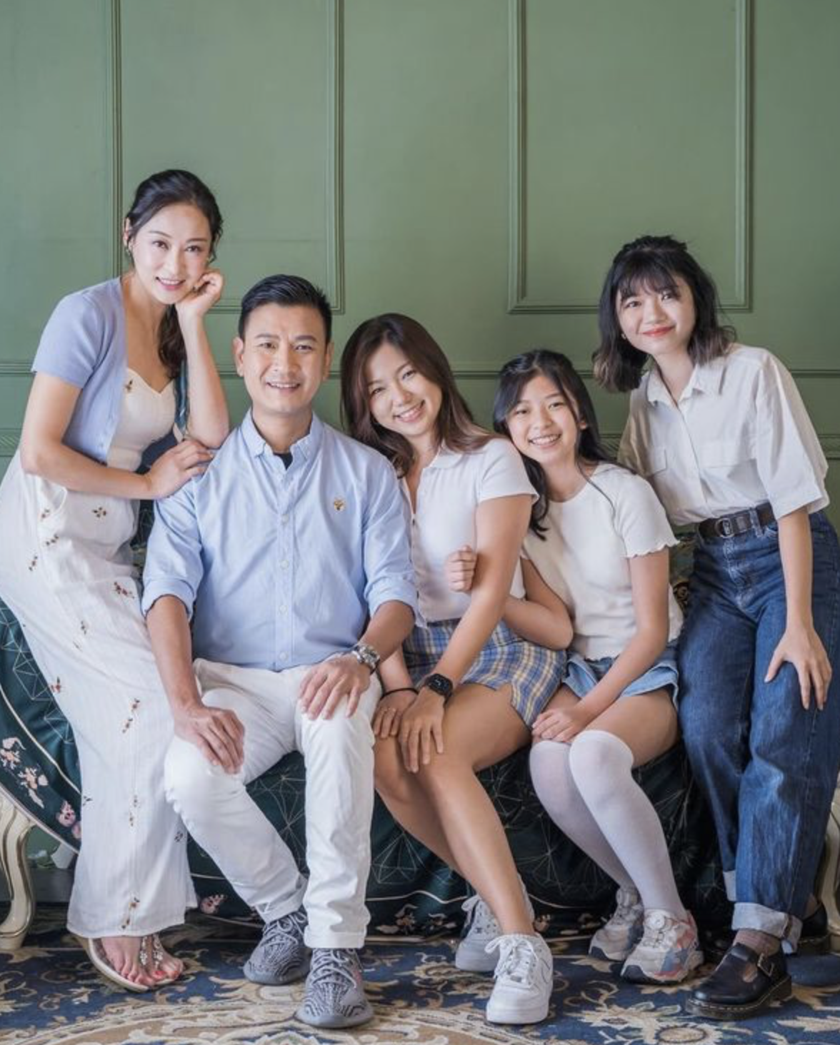 杨怡姐姐晒全家福庆祝女儿毕业，俩继女罕见出镜，一家人感情融洽