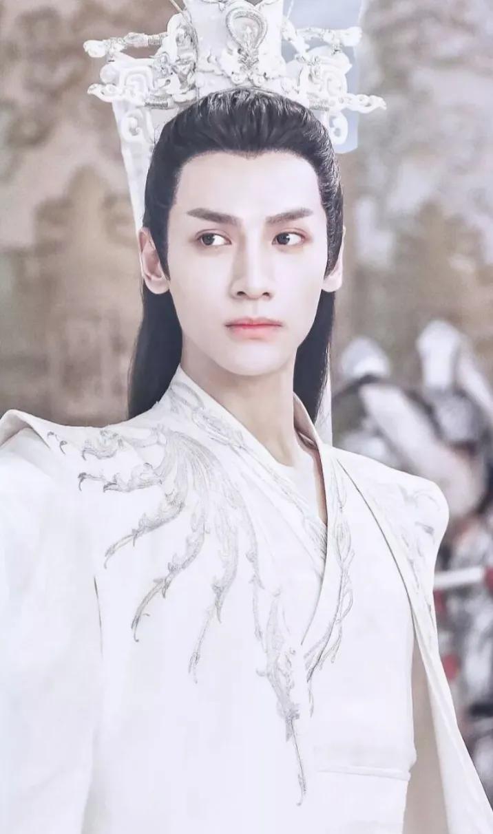 The well-deserved beautiful man in costume Luo Yunxi - iNEWS