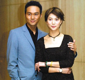 张智霖与儿子过父亲节，父子颜值超高腿长令人羡慕，坐一起像兄弟