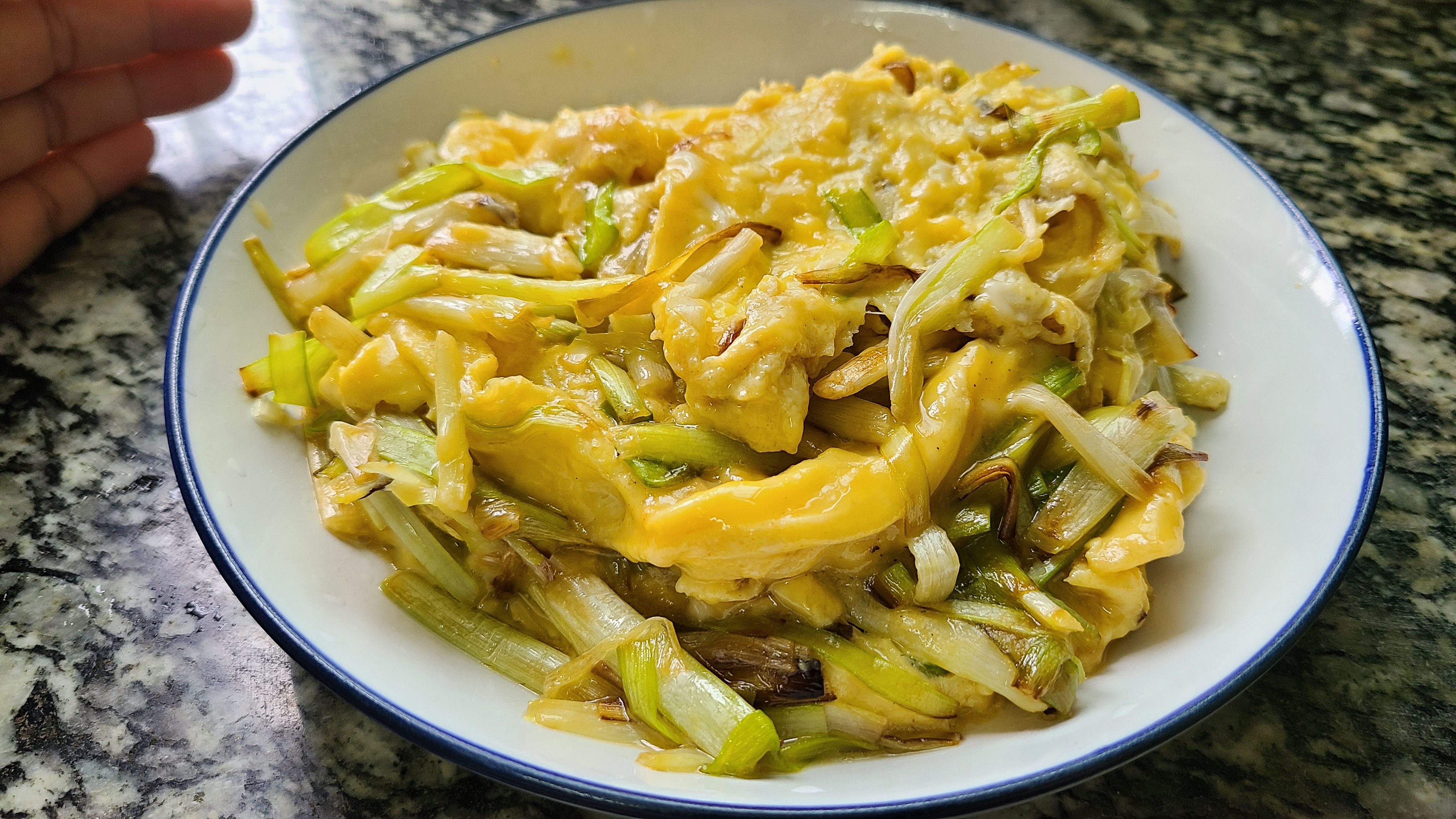 韭黄滑蛋，广东很出名的做法，又嫩又滑又好吃，太香了