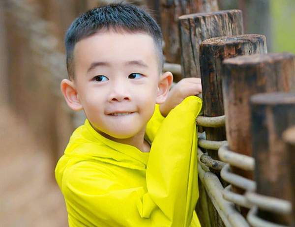 陈小春8岁儿子近照罕曝光！Jasper招风耳抢镜，父子俩大浓眉一样