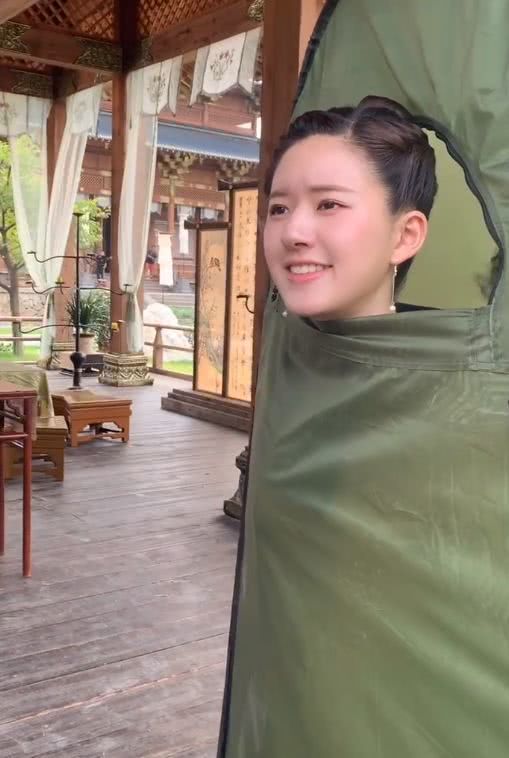 明星片场如何换衣服？看看赵露思的“换衣间”，网友都替她捏把汗