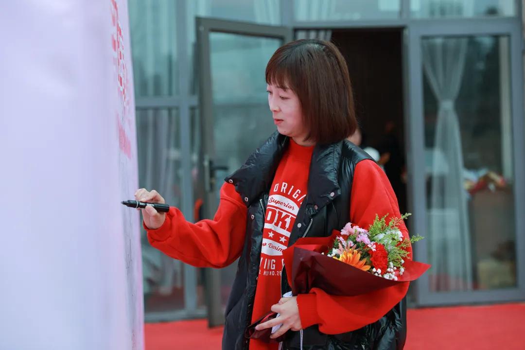 老师，您笑起来真好看——记双流区金桥小学“三八”妇女节活动