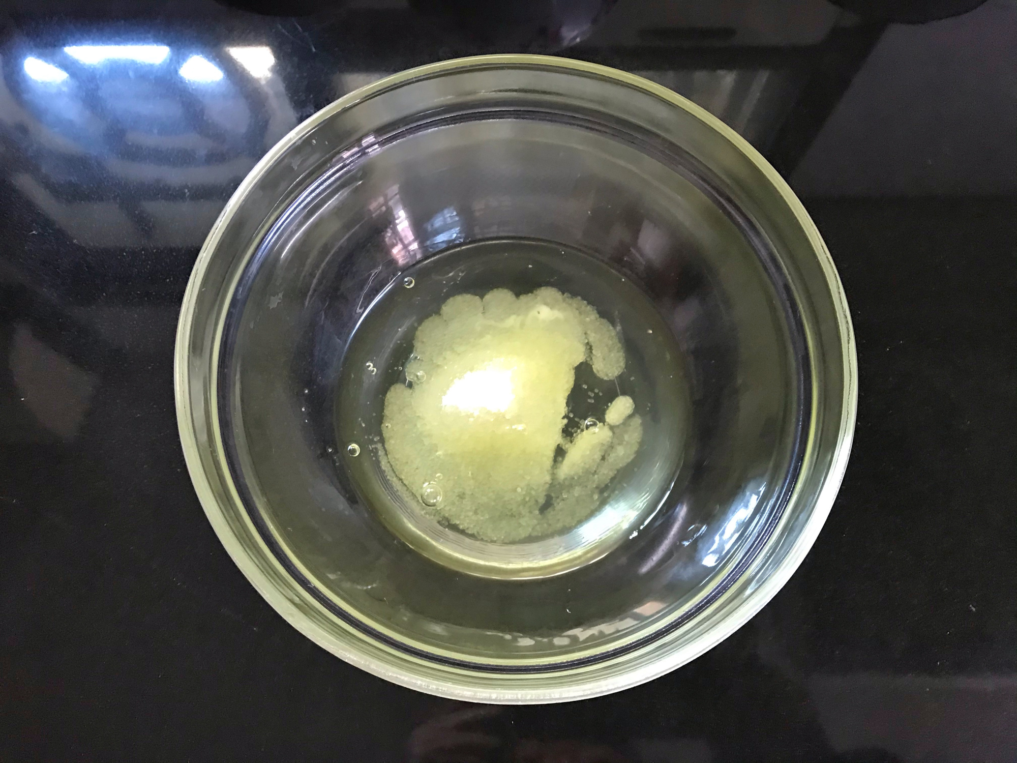 2個蛋清加1勺麵粉，不用打發拌勻就能烤，一口一個嘎嘣脆，真香