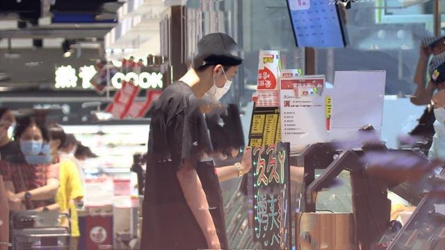 王鹤棣|房子塌了？王鹤棣地下恋情曝光 与美女同吃鸡腿还一同返家共度三天