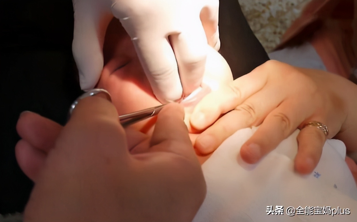 奶奶给1个月孙子剃眉毛，1个月后全家慌了神，网友：迷信害人