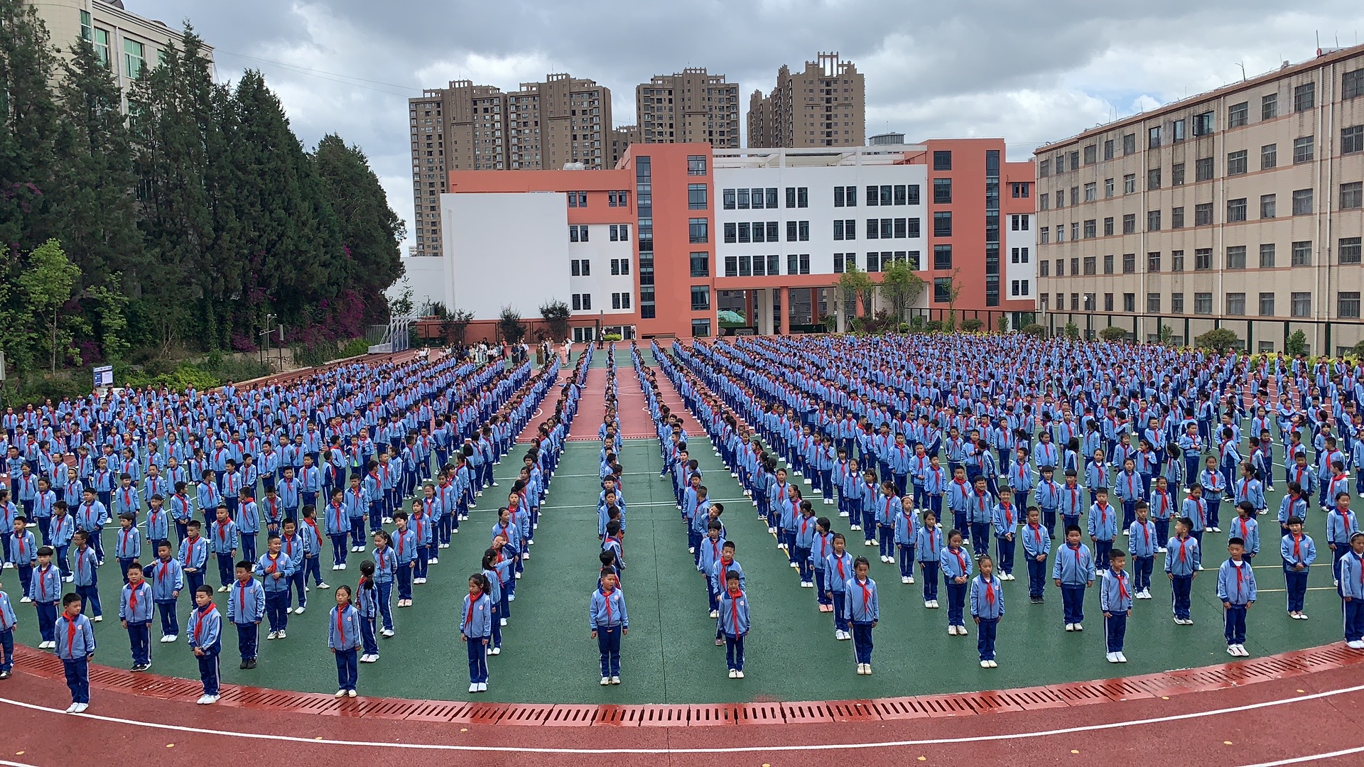 麒麟区北关小学的“阳光大课间”活动来了(图2)