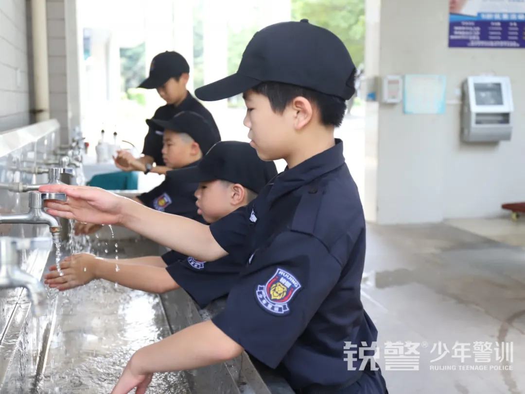 锐警少年警训夏令营：走进警营，撰写独立坚强的新篇章