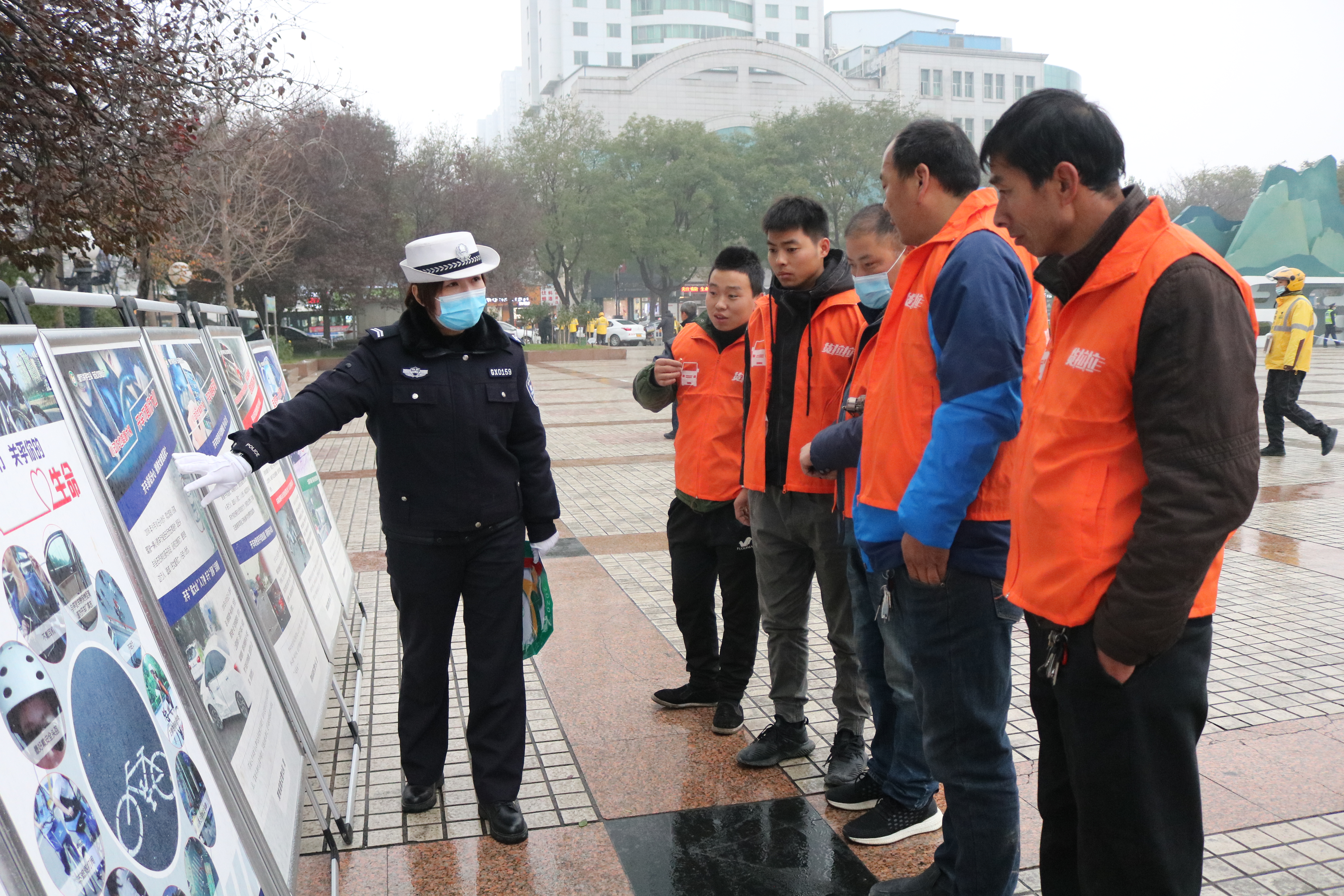 渭南高新交警大队开展122全国交通安全日宣传活动
