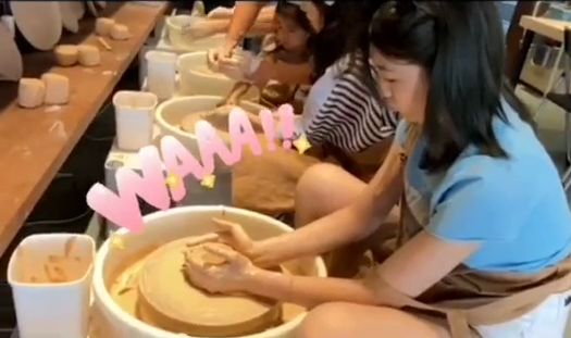 章子怡一家做陶艺，章子怡搂着醒醒做小碗，汪峰做出一滩泥