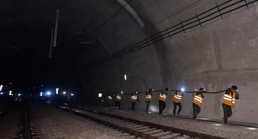 颜值与才华并存！时速100公里跨座式单轨列车问世