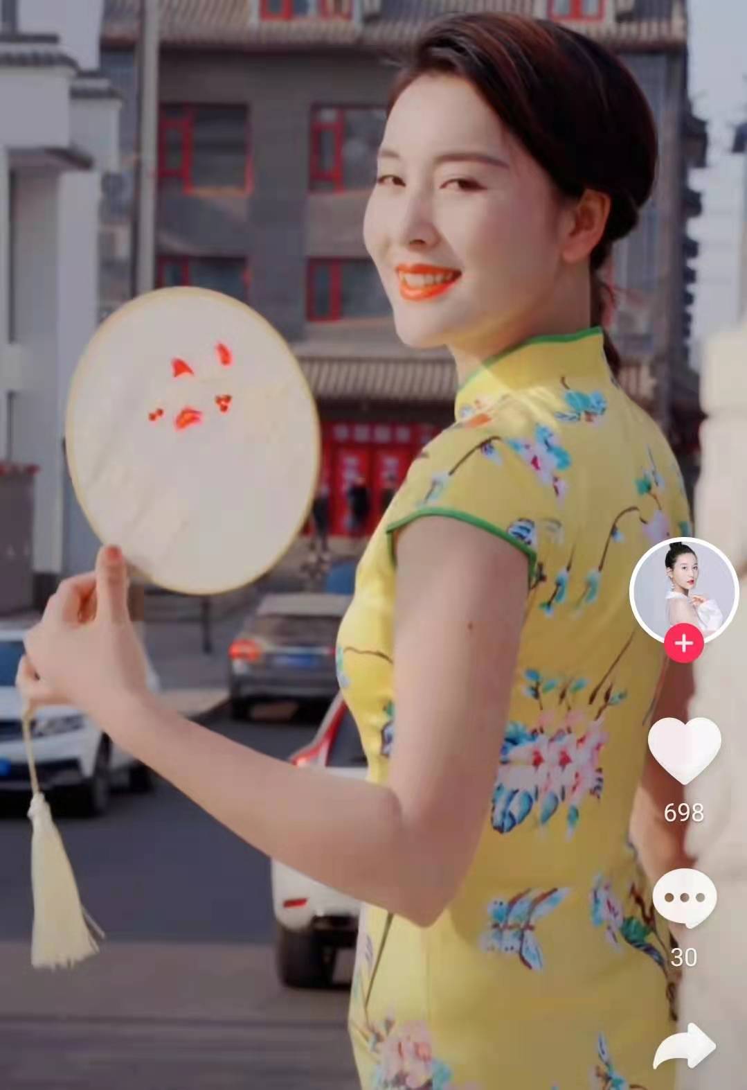 嘎子哥小8岁娇妻罕秀身材，穿旗袍前凸后翘，露