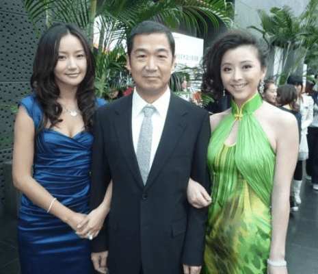 被杜淳追求，38天闪婚闪孕，被迪士尼封杀，黄小