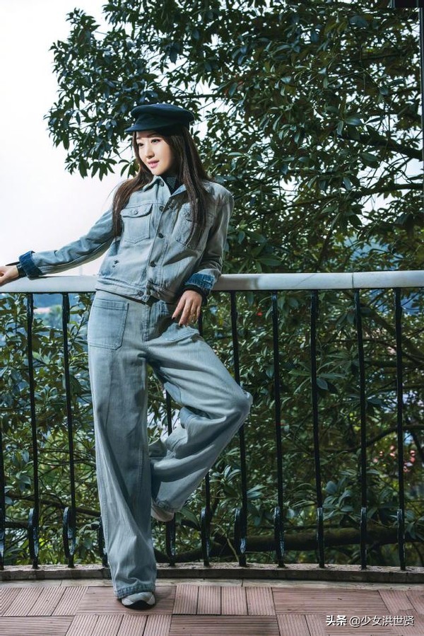 被50岁杨钰莹惊艳了，穿牛仔装青春休闲，网友：岁月从不败美人