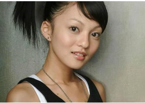 张韶涵：15岁打工养家，上亿财产一夜蒸发，遭亲