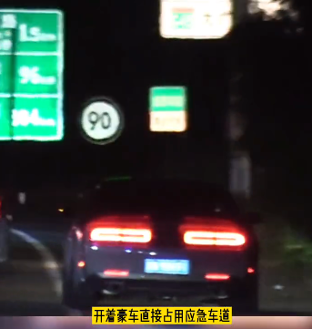 張一山開豪車帶美女飆車，嗨到忘記交規，被網友舉報違章慘遭罰款