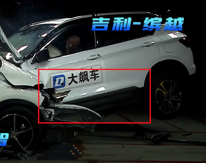 吉利缤越对撞本田缤智，缤越很结实，缤智A柱撞弯，车身变形？