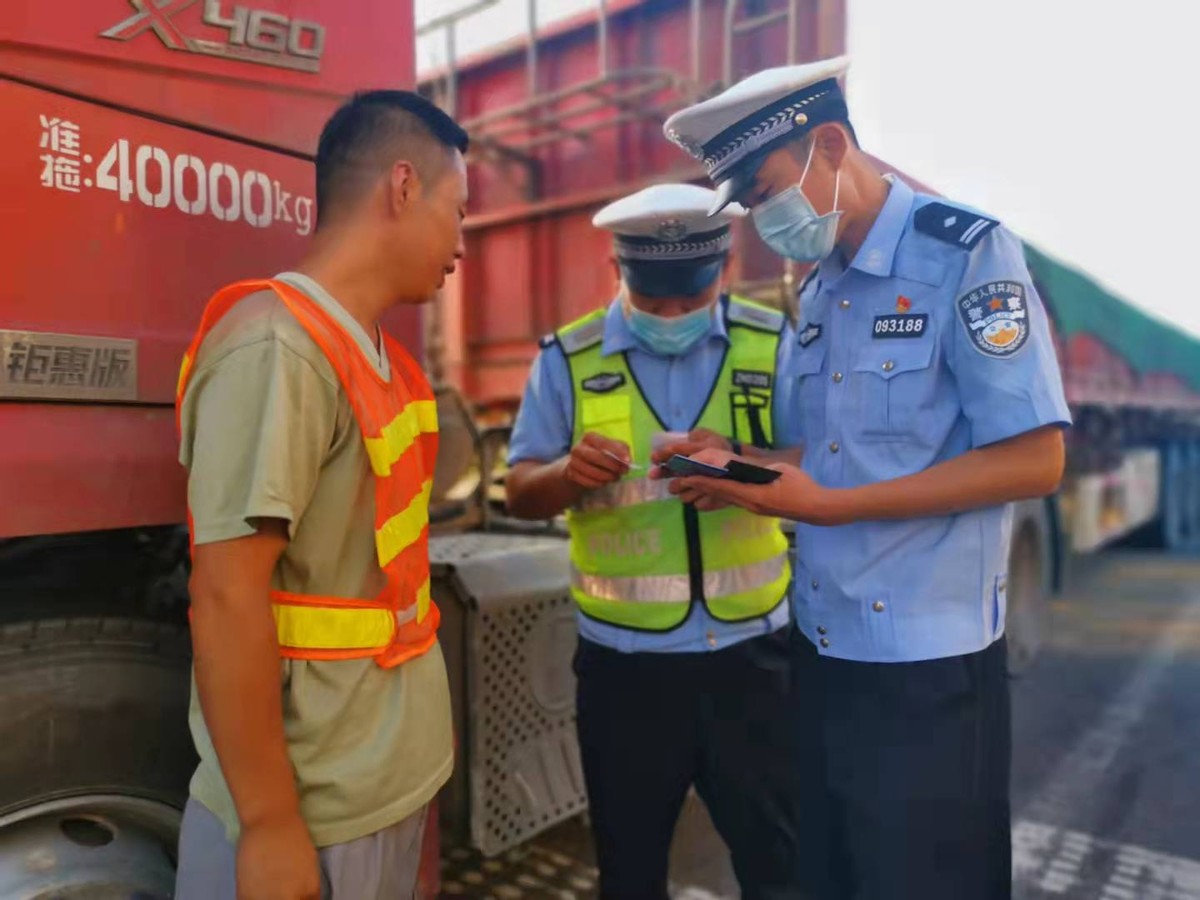 国庆节即将来临 沾化交警认真组织开展各项业务工作