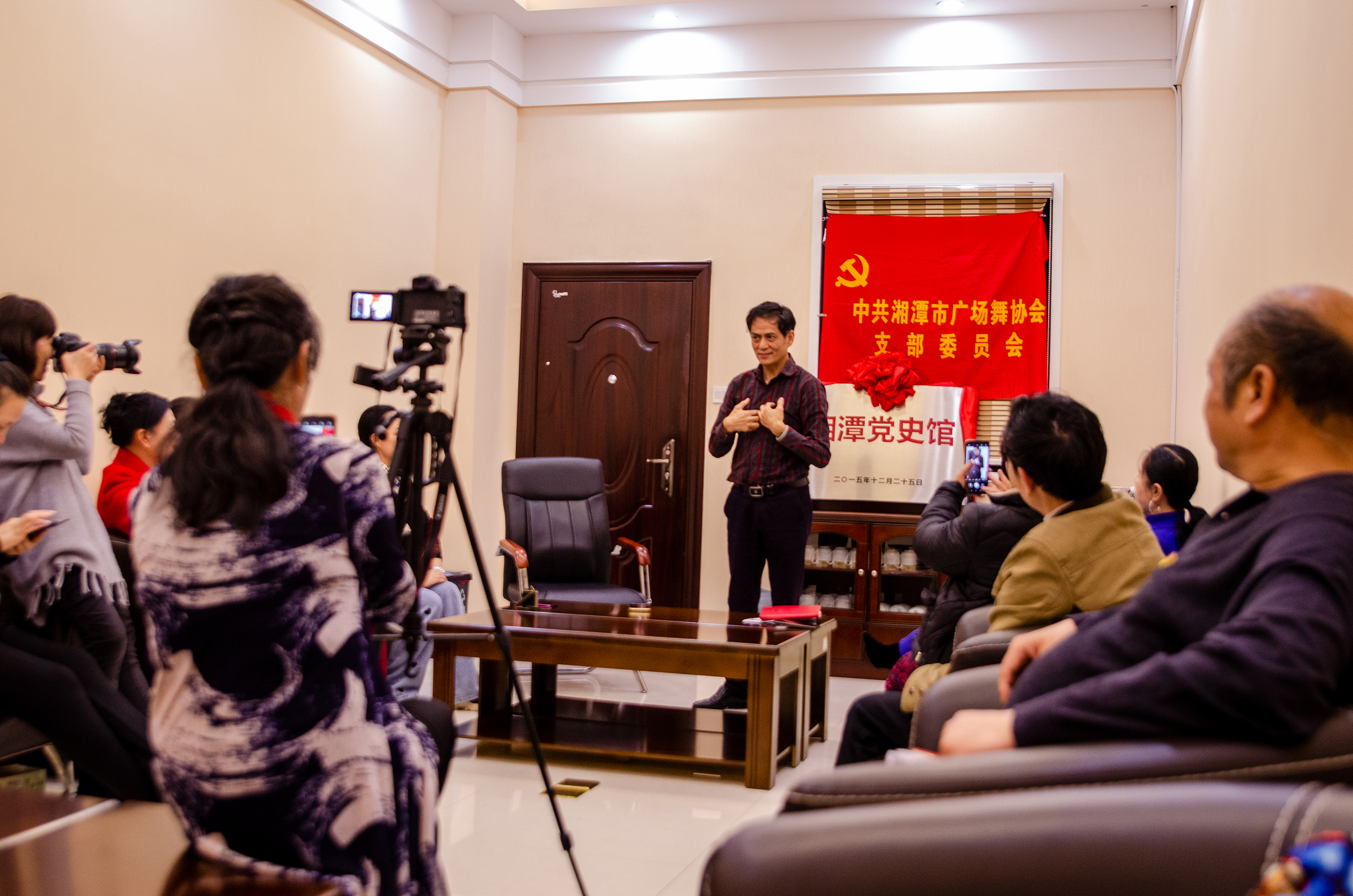 红色文化宣传传承人李宁走进社区讲党史故事备受欢迎