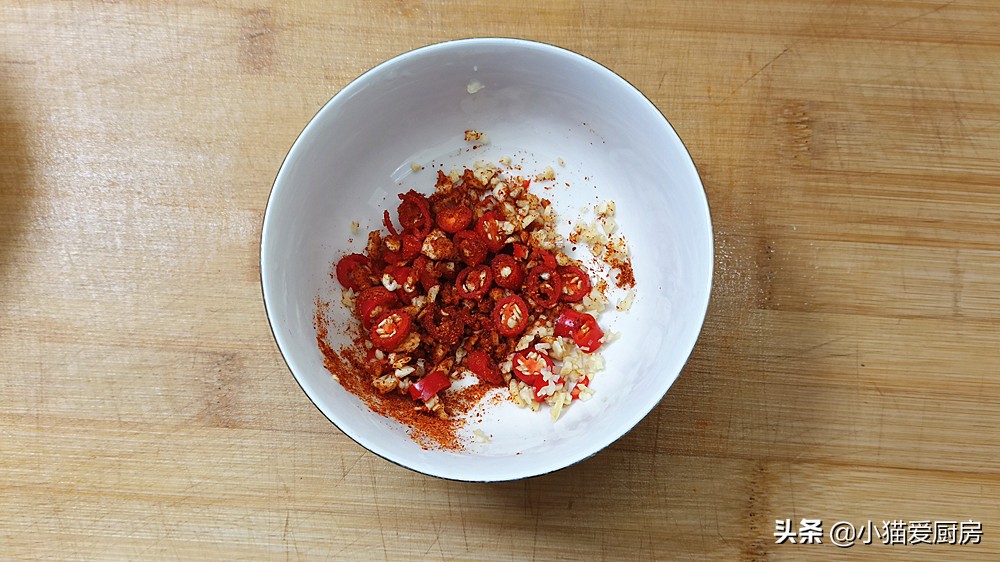 教你生拌花生米的做法，比水煮簡單，比油炸香，用來下飯下酒不錯