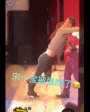 宋小宝被男粉强吻！还戴大波浪假发做伪装，太可怕了