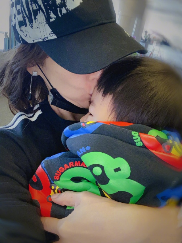 章子怡曬母子溫馨合照，親兒子擠出雙下巴，弟弟露側臉單眼皮搶鏡