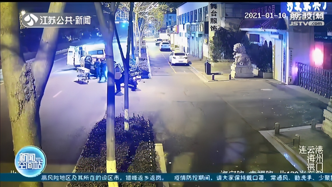 时间就是生命！私家车侧翻漏油司机人还在里面，公交司机冒险救人