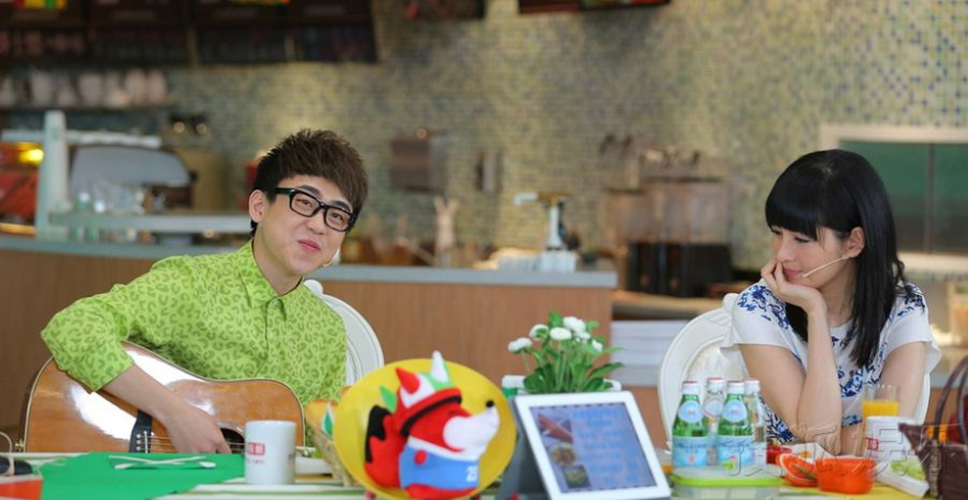 2009年,“凤凰卫视一姐”沈星和冯小刚被曝“夜宿